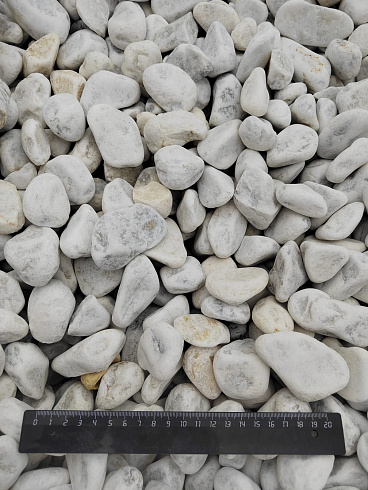 Kamenclub.ru: Мраморная крошка (щебень галтованный белый) фр.40-70 мм.  купить в Костроме мрамор белый молочный айвори окатанный округлый природный камень 17000 руб/т   фото КАМЕНЬ КЛУБ