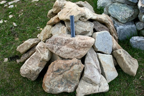 Kamenclub.ru: Песчаник декоративный ландшафтный (фр. 300-500 мм)  купить в Костроме песчаник желтый рыжий серый зеленый валун речной окатанный природный песчаника 4 500 руб/т   фото КАМЕНЬ КЛУБ