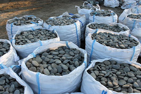 Kamenclub.ru: Галька речная плоская (темно-серая) фр. 100-200-300 мм. купить  в Костроме галька речная плоская темно-серый, серый, синий речной галечник плоский 9000 руб/т   фото КАМЕНЬ КЛУБ