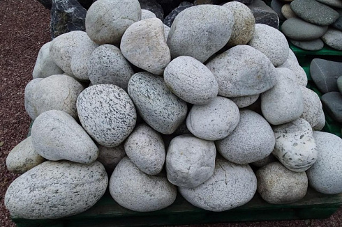 Kamenclub.ru: Бело-серый валунчик фр.100-300 мм.  купить в Костроме крупный камень для ландшафта серый, белый бело-серый валун крупная галька 4500 руб/т   фото КАМЕНЬ КЛУБ