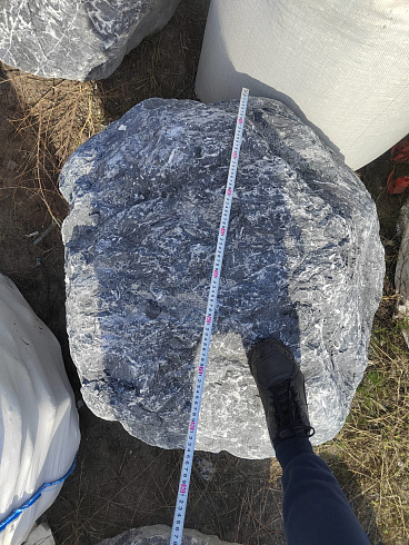 Kamenclub.ru: Черный мрамор скальник фр. 1000-1500 мм.  купить в Костроме мрамор черный белый серый крупный колотый валун ландшафтный 9000 руб/т   фото КАМЕНЬ КЛУБ