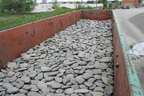 Kamenclub.ru: Галька речная плоская (ассорти) фр. 100-200-300 мм купить  в Костроме галька галечник природный серый, белый темно-серый синий рыжий светло-серый природная галька плоская крупная 8000 руб/т   фото КАМЕНЬ КЛУБ