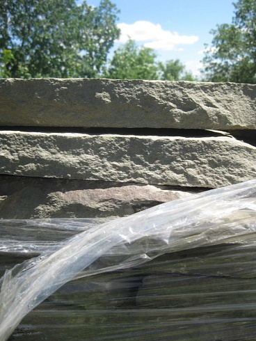 Kamenclub.ru: Песчаник пластушка серо-зеленый (1,5 см)  купить в Костроме плитняк - пластушка серо-зеленый, серый, зеленый пластушка рваная ландшафтная колотая 10200 руб/м3   фото КАМЕНЬ КЛУБ