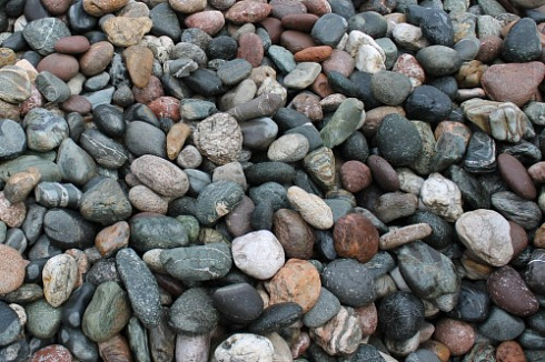 Kamenclub.ru: Галька горная речная окат (цветная) фр. 20-40 мм. купить  в Костроме галька речная серый синий бежевый белый окатанная речная галька ландшафтная 6800 руб/т   фото КАМЕНЬ КЛУБ