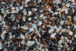 Kamenclub.ru: Мраморная крошка (щебень галтованный микс:белый-черный-розовый-медовый) фр.10-20 мм.  купить в Костроме мрамор белый, медовый, черный, розовый мраморный декоративный ландшафтный окатанный округлый галтованный щебень 15500 руб/т   фото КАМЕНЬ КЛУБ
