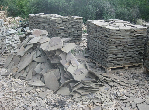 Kamenclub.ru: Песчаник пластушка серо-зеленый (1,5 см)  купить в Костроме плитняк - пластушка серо-зеленый, серый, зеленый пластушка рваная ландшафтная колотая 10200 руб/м3   фото КАМЕНЬ КЛУБ