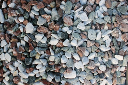 Kamenclub.ru: Мраморная крошка (щебень галтованный микс:белый-зеленый-розовый) фр.20-40 мм.  купить в Костроме мрамор белый, зеленый, розовый мрамор декоративный (галтовка) 15500 руб/т   фото КАМЕНЬ КЛУБ