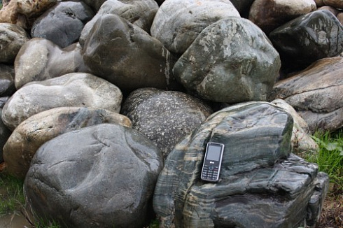 Kamenclub.ru: Речной валун Кабанчик фр.300-500 мм.  купить в Костроме крупный природный камень галька серый, темно-серый речной валун галечник масштабный 7000 руб/т   фото КАМЕНЬ КЛУБ