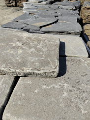 Kamenclub.ru: Песчаник пластушка светло-серый (3,0 см)  купить в Костроме песчаник светло-серый, серый песчаник рваный ландшафтный колотый 13800 руб/м3   фото КАМЕНЬ КЛУБ