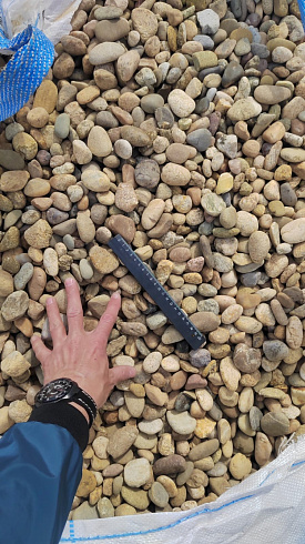 Kamenclub.ru: Галька речная окат рыжая фр. 20-40 мм. купить  в Костроме галька речная окатанная рыжая желтая серая округлая речная галька 5000 руб/т   фото КАМЕНЬ КЛУБ