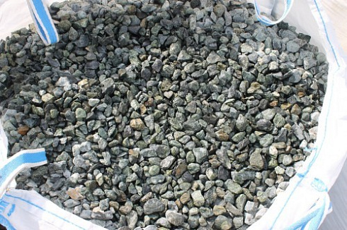 Kamenclub.ru: Щебень крошка зеленый (змеевик) фр. 20-40 мм.  купить в Костроме мрамор зеленый, салатовый ландшафтная мраморная крошка 8500 руб/т   фото КАМЕНЬ КЛУБ