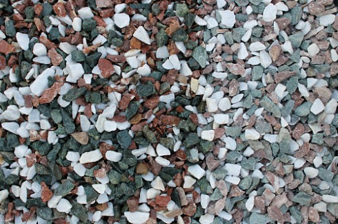Kamenclub.ru: Мраморная крошка (щебень крошка микс: белый-зеленый-розовый) фр. 10-20 мм.  купить в Костроме мрамор белый, зеленый, розовый декоративный ландшафтный колотый щебень 12000 руб/т   фото КАМЕНЬ КЛУБ