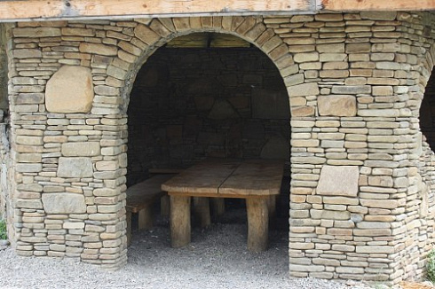 Kamenclub.ru: Песчаник для строительства и кладки блочный (фр 100-200 мм)  купить в Костроме песчаник бежевый серый рыжий валун мелкий для строительства песчаник 6500 руб/т   фото КАМЕНЬ КЛУБ