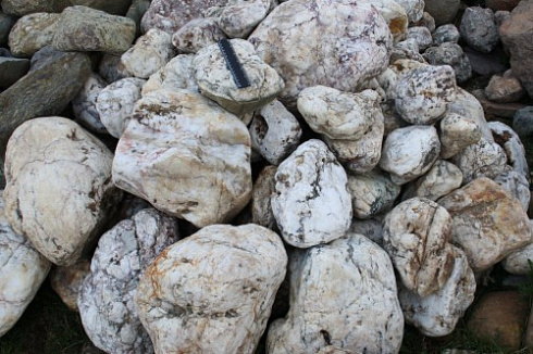 Kamenclub.ru: Кварцевый валунчик фр.100-300 мм.  купить в Костроме кварц белый, бежевый молочный рыжий крупный природный камень галечник 7850 руб/т   фото КАМЕНЬ КЛУБ