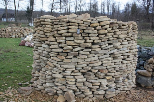 Kamenclub.ru: Песчаник для мощения дорожек, площадок, парковок ( фр 5-10 см)  купить в Костроме песчаник  серый желтый коричневый рыжий песчаник оголтованный окатанный 6500 руб/т   фото КАМЕНЬ КЛУБ