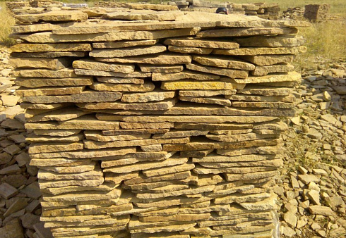 Kamenclub.ru: Песчаник пластушка желтый с разводом под дерево (2 см)  купить в Костроме плитняк желтый с разводами, желтый, рыжий, серый песчаник пластушка рваная ландшафтная 11 000 руб/м3   фото КАМЕНЬ КЛУБ