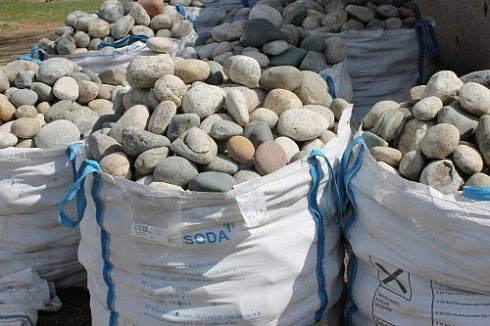 Kamenclub.ru: Речной валун (Ассорти) фр.100-300 мм.  купить в Костроме галечник серый, темно-серый, светло-серый речная галька крупных размеров 4200 руб/т   фото КАМЕНЬ КЛУБ