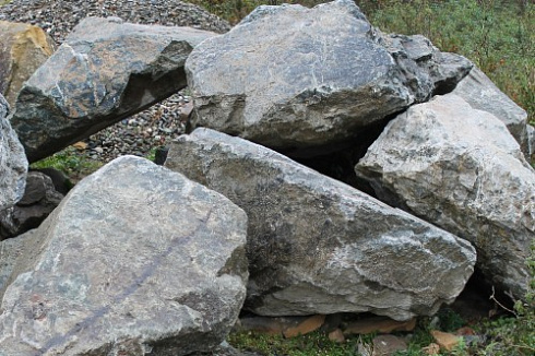 Kamenclub.ru: Змеевик скальник фр. 500-1500 мм.  купить в Костроме змеевик зеленый серый черный глыба скальная колотая 7500 руб/т   фото КАМЕНЬ КЛУБ