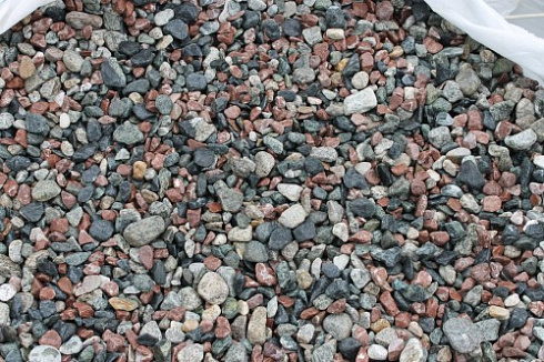 Kamenclub.ru: Мраморная крошка (щебень галтованный микс:: серый-зеленый-розовый) фр.10-20 мм.  купить в Костроме мрамор серый, зеленый, розовый щебень окатанный округлый декоративный ландшафтный 15500 руб/т   фото КАМЕНЬ КЛУБ