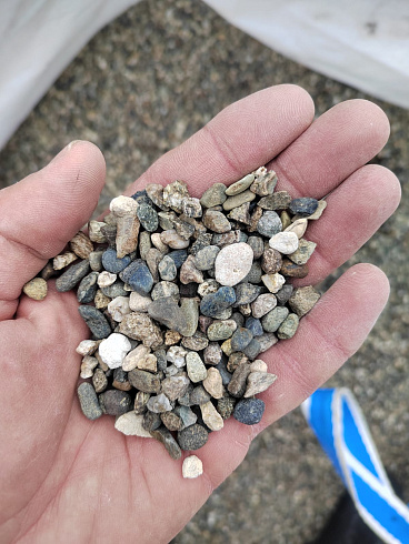 Kamenclub.ru: Галька речная окат (серая) фр.5-10 мм купить  в Костроме галька речная серая, серый, темно-серый, светло-серый, коричневый речная окатанная галька декоративная ландшатфная 5000 руб/т   фото КАМЕНЬ КЛУБ