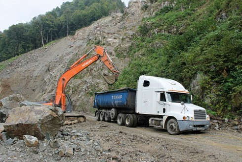 Kamenclub.ru: Гранит скальник (серо-зеленый) фр. 500-1500 мм.  купить в Костроме гранит мрамор  серый зеленый темно-серый глыба скальная колотая ландшафтная 7 500 руб/т   фото КАМЕНЬ КЛУБ