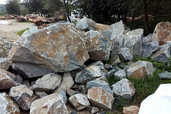 Kamenclub.ru: Гранит скальник (серо-зеленый) фр. 500-1500 мм.  купить в Костроме гранит мрамор  серый зеленый темно-серый глыба скальная колотая ландшафтная 7 500 руб/т   фото КАМЕНЬ КЛУБ