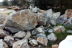 Kamenclub.ru: Гранит скальник (серо-зеленый) фр. 500-1500 мм.  купить в Костроме гранит мрамор  серый зеленый темно-серый глыба скальная колотая ландшафтная 7 500 руб/т   фото КАМЕНЬ КЛУБ