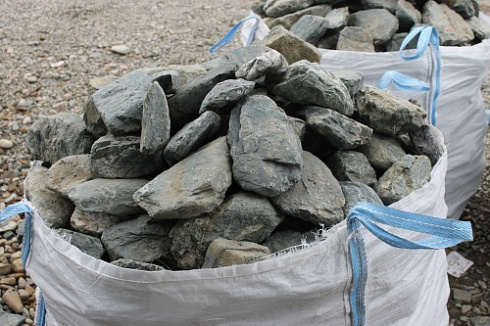 Kamenclub.ru: Гранит скальник (серо-зеленый) фр. 100-500 мм.  купить в Костроме гранит зеленый, серый, салатовый крупный ландшафтный валун 6 000 руб/т   фото КАМЕНЬ КЛУБ