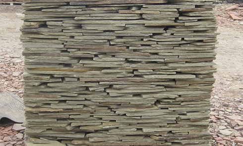 Kamenclub.ru: Песчаник пластушка серо-зеленый (1,5 см)  купить в Костроме плитняк - пластушка серо-зеленый, серый, зеленый пластушка рваная ландшафтная колотая 10200 руб/м3   фото КАМЕНЬ КЛУБ