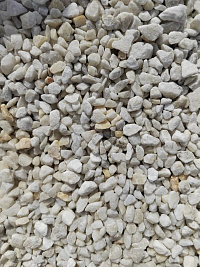 Kamenclub.ru: Мраморная крошка, щебень, цвет-белый, фр. 5-10 мм.  купить в Костроме мрамор белый, айвори, молочный мраморная каменная крошка ландшафтная 12000 руб/т   фото КАМЕНЬ КЛУБ