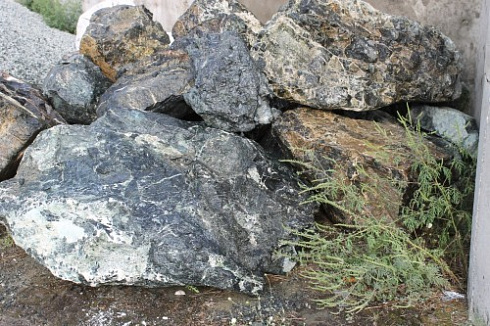 Kamenclub.ru: Змеевик скальник фр. 500-1500 мм.  купить в Костроме змеевик зеленый серый черный глыба скальная колотая 7500 руб/т   фото КАМЕНЬ КЛУБ