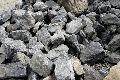 Kamenclub.ru: Черный мрамор скальник фр. 1000-1500 мм.  купить в Костроме мрамор черный белый серый крупный колотый валун ландшафтный 9000 руб/т   фото КАМЕНЬ КЛУБ