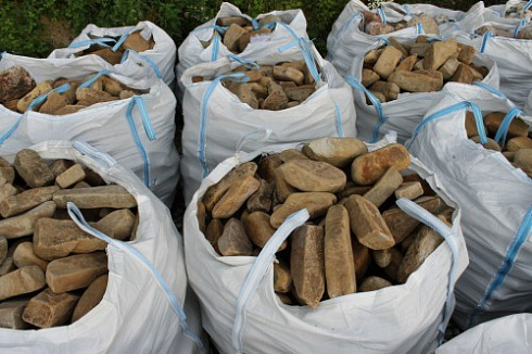 Kamenclub.ru: Песчаник для строительства и кладки блочный (фр 100-200 мм)  купить в Костроме песчаник бежевый серый рыжий валун мелкий для строительства песчаник 6500 руб/т   фото КАМЕНЬ КЛУБ