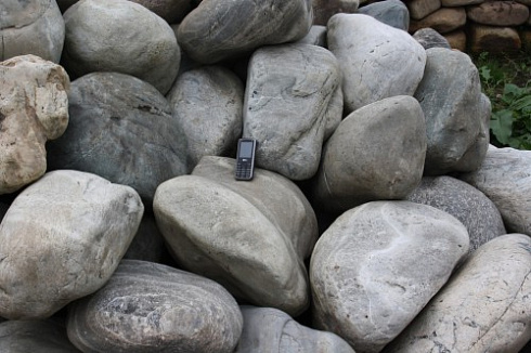 Kamenclub.ru: Речной валун Кабанчик фр.300-500 мм.  купить в Костроме крупный природный камень галька серый, темно-серый речной валун галечник масштабный 7000 руб/т   фото КАМЕНЬ КЛУБ