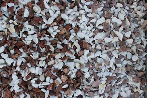 Kamenclub.ru: Мраморная крошка (щебень крошка микс: белый-розовый) фр. 10-20 мм.  купить в Костроме мрамор белый, розовый каменный декоративный ландшафтный щебень 12000 руб/т   фото КАМЕНЬ КЛУБ